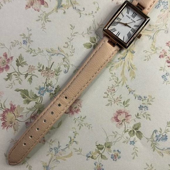🐞Adorable Baby Pink Leather Band Watch🐞 - Picture 5 of 7
